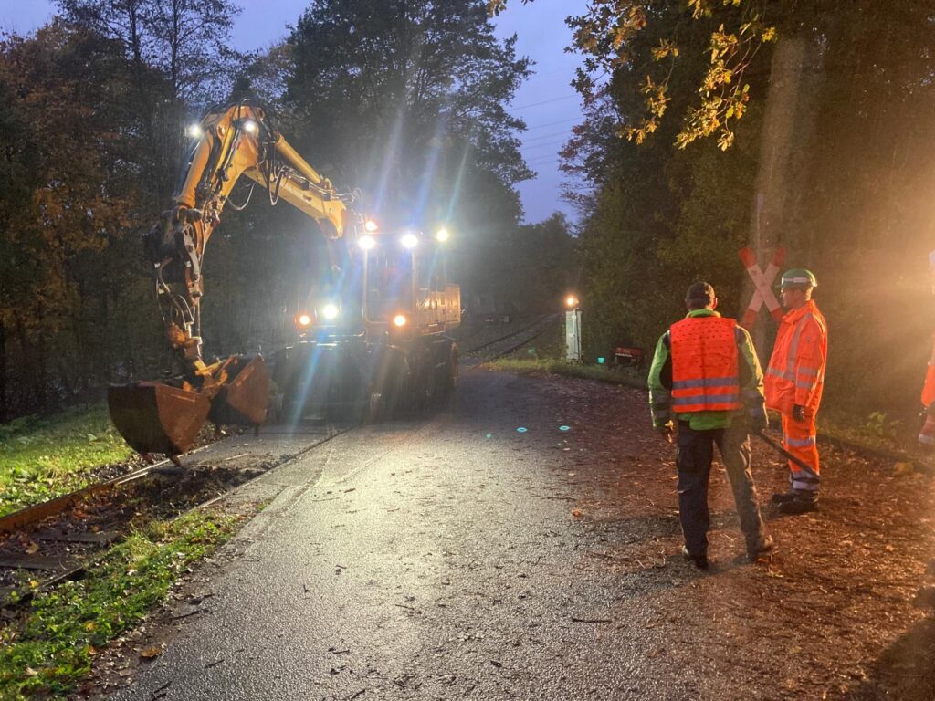 Kursbuchstrecke 2704 Neue Schwellen Begradigung der Schienen Bahnübergang Ackersiepen